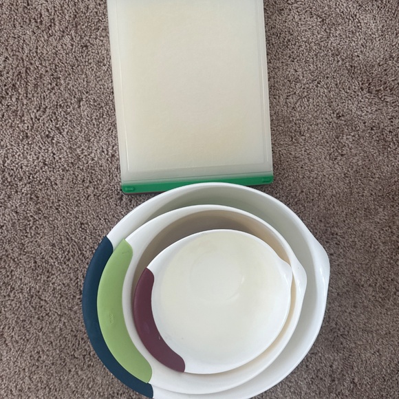 Oxo cutting board and bowls - Picture 2 of 4